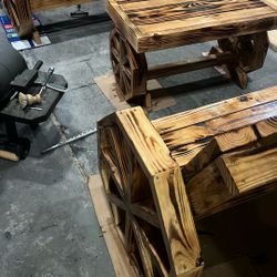 Dos Bancas Y Una Mesa