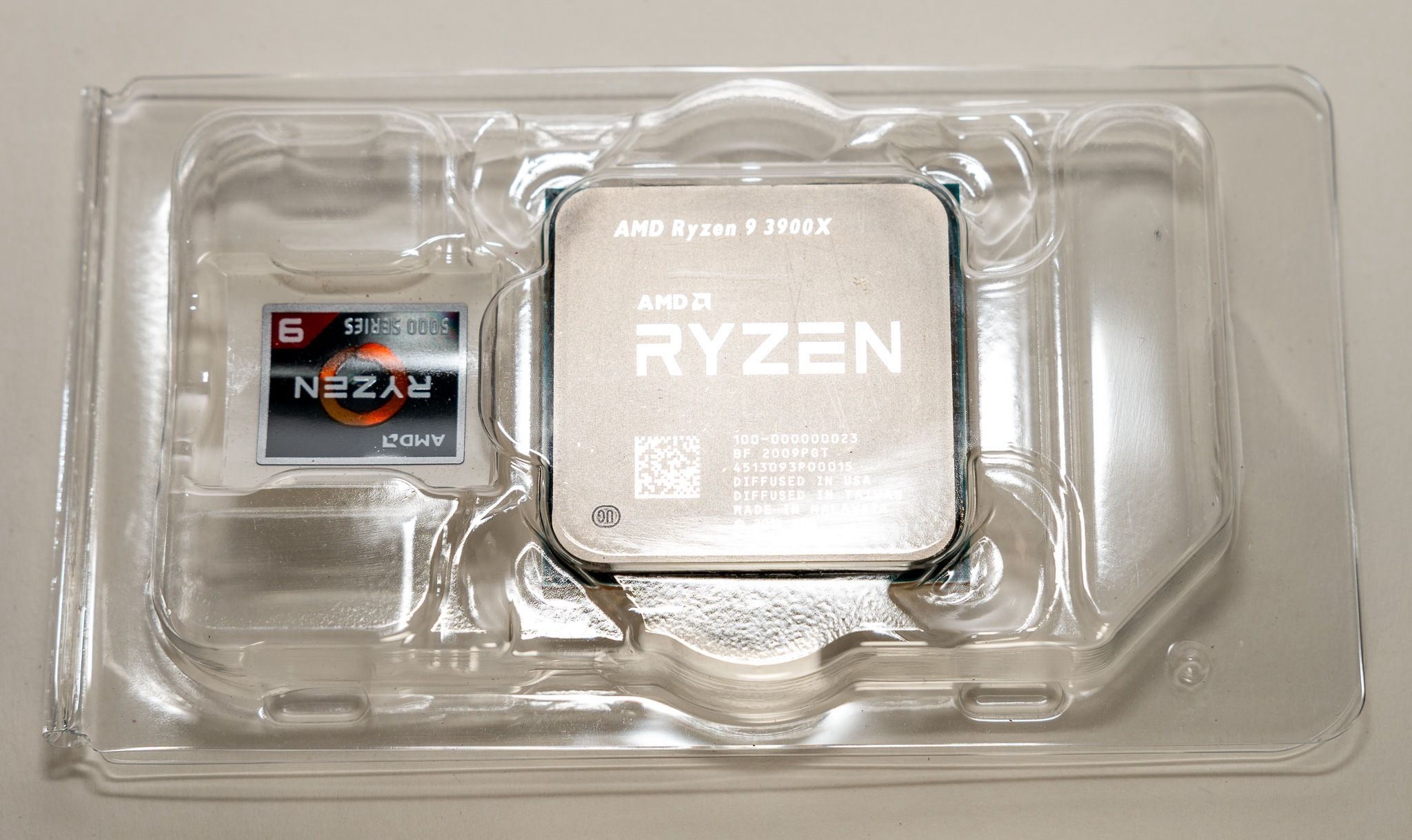 AMD Ryzen 9 3900X 12-Core CPU + Wraith Prism Cooler