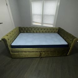 GENTLY USED DAYBED  MATTRESS INCLUDED