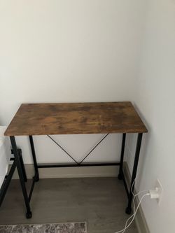 Rolling desk with wheels