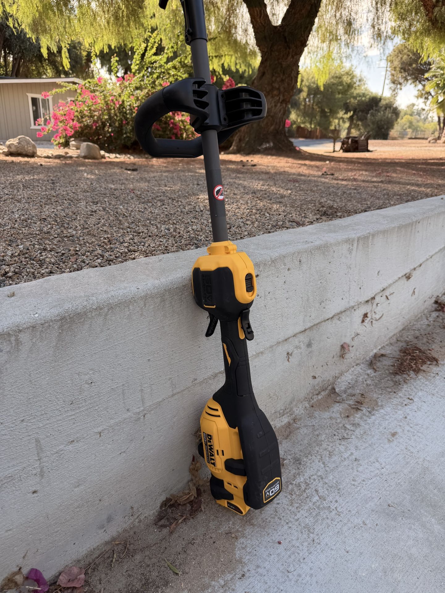 DEWALT FLEXVOLT 60V MAX Brushless String Trimmer / Edger – Like New (Charger Included/No Battery)