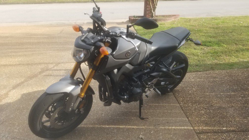 2015 Yamaha FZ-09 motorcycle