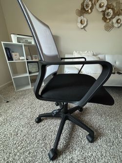 Like New Mesh Office Desk Chair – Adjustable Height – Black/Gray