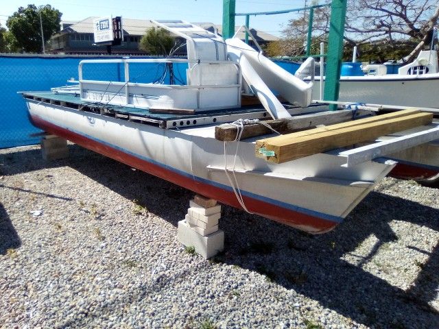 20 Ft Pontoon Boat No Motor Or Trailer ! Make A Good House Boat Or Crane Barrage Come Get It For $400