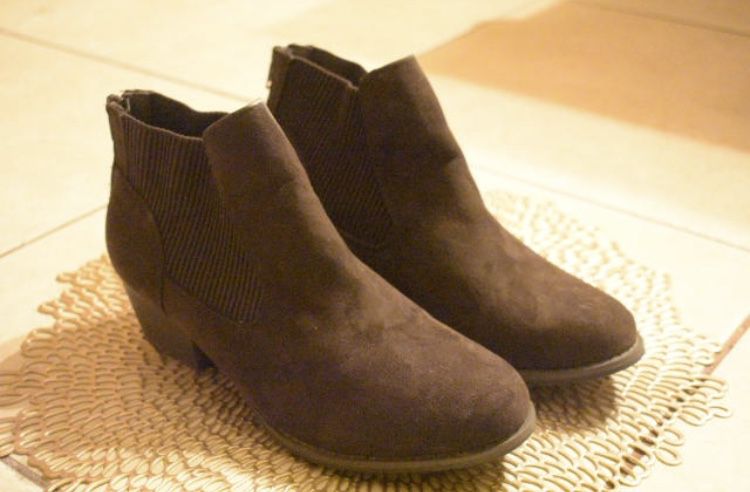 Unidnbay/ brown heel boots