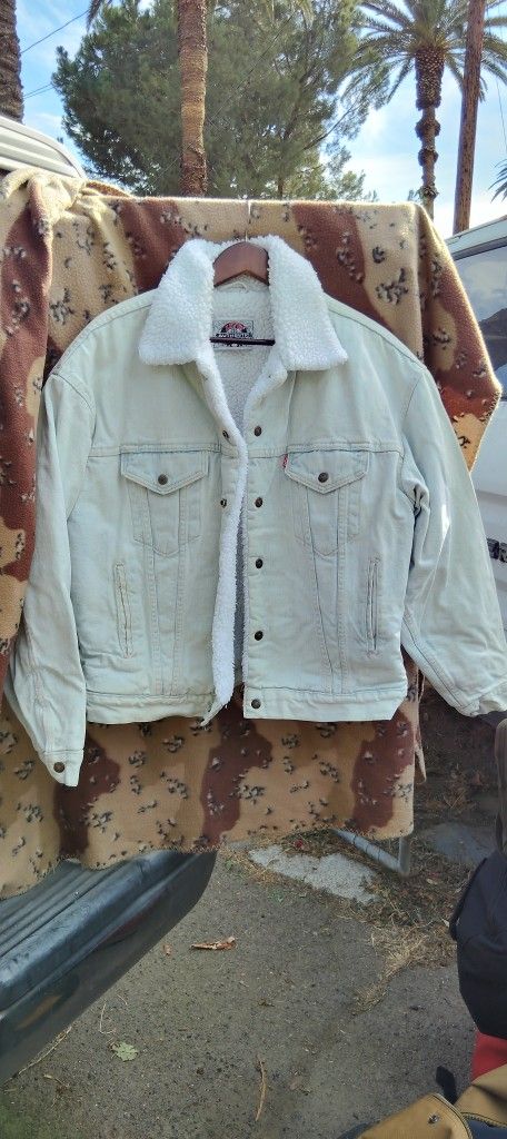 1980's Levi's Sherpa Light Wash Denim Jacket (Size L)