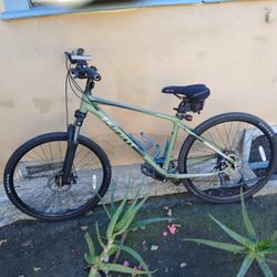 GIANT MENS MOUNTAIN BIKE, GREAT CONDITION!