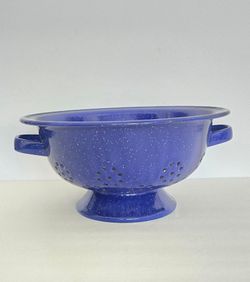 Vintage Enamel Petrol blue/Patternware Colander. The speckled pattern and shabby style add a touch of farmhouse decor to any kitchen.

▪︎Excellent