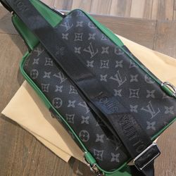 ✨️Black/Green Crossbody Bag ✨️!
