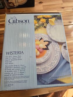 Gibson Designs Wisteria 20 Piece Fine China Dinnerware Set