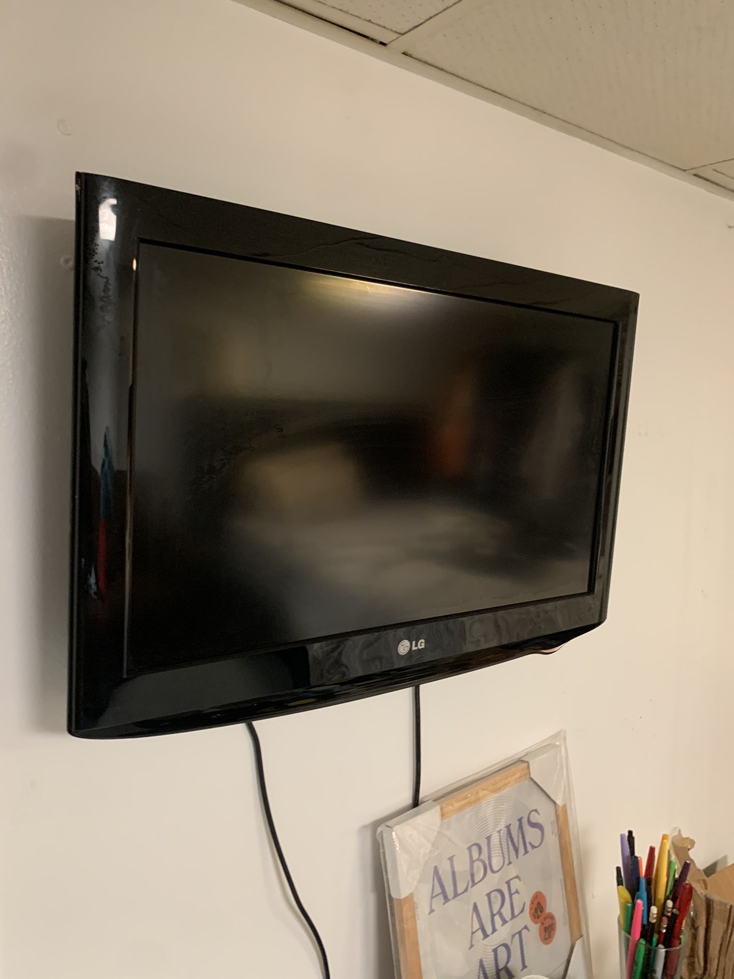 LG - 26" Class / 720p / 60Hz / LCD HDTV