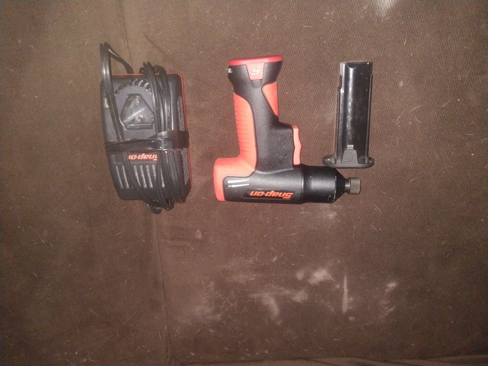 Snap On 7.2 Volt Impact Driver With Charger And Extra Battery 