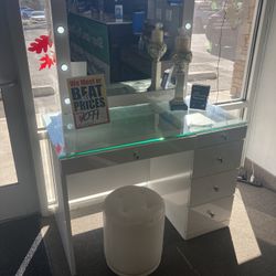Stunning Vanity W/stool! $999 🤍🚨