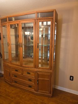 China cabinet $200 Located Mount Dora Fla 32757