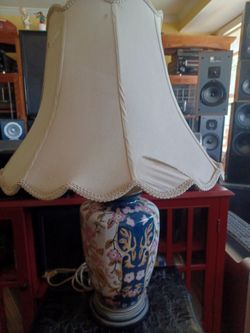 DECORATIVE LAMP $100 FINAL PRICE READ DESCRIPTION AND SEE ALL PICTURES