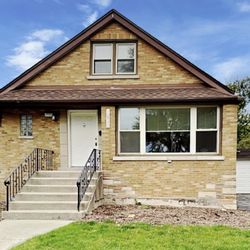 OAK LAWN BEAUTIFUL NEIGHBORHOOD AVAILABLE .