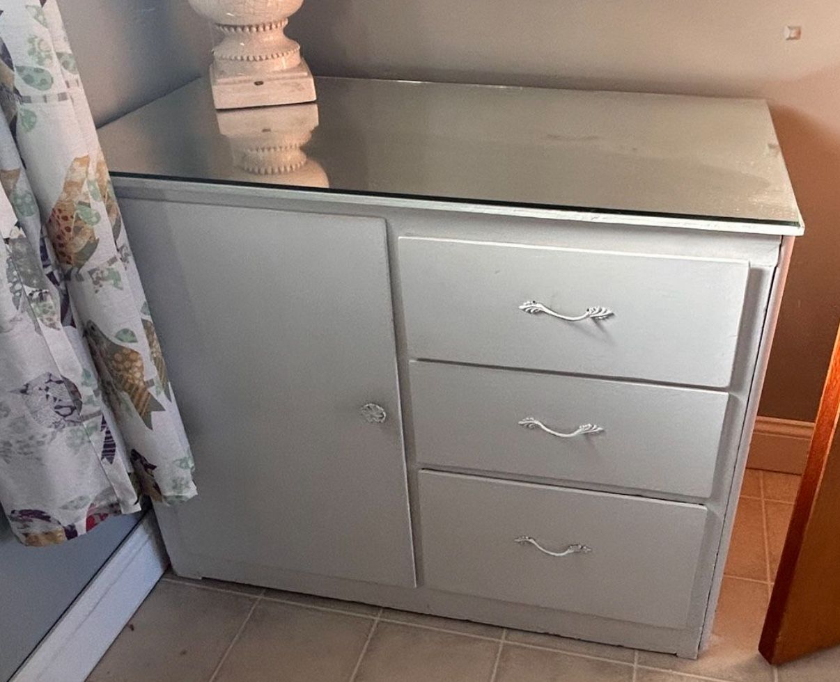 Dresser Cabinet / Drawer