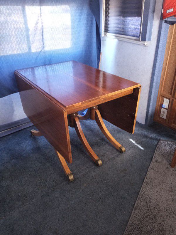 3 Legged Federal Style Table With Castor W