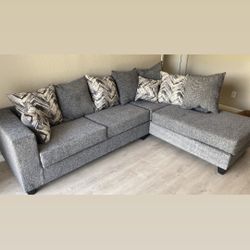 BRAND NEW SECTIONAL SOFA WITH ALL PILLOWS INCLUDED 