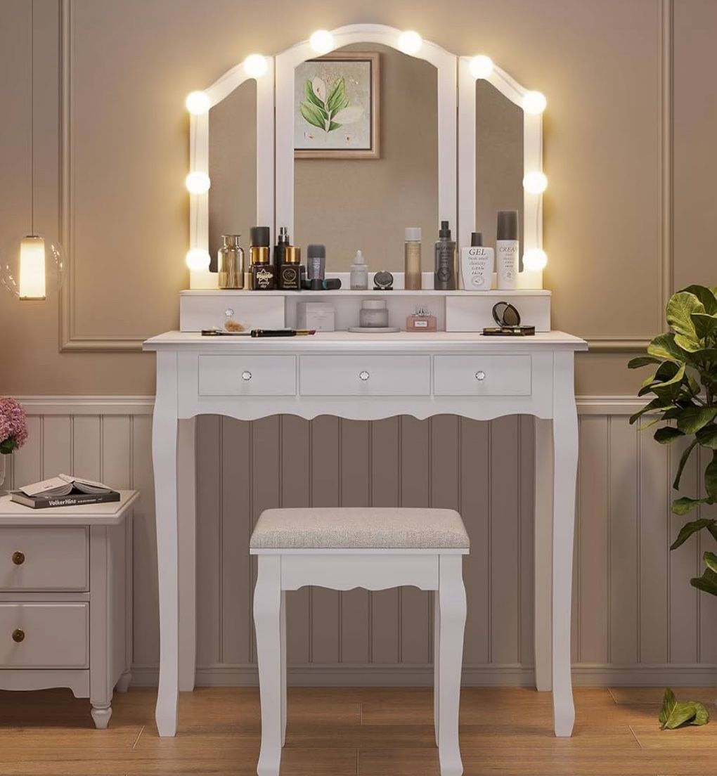 White make Up Vanity Vintage Style