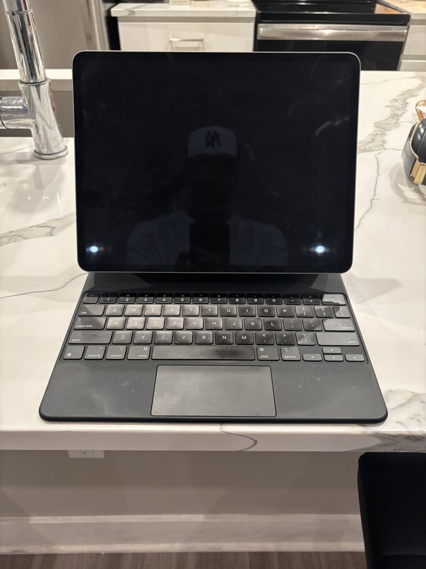 iPad Pro 12.9 6th Gen With Keyboard
