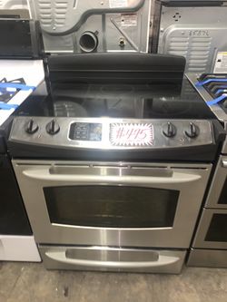 GE slide-in convection oven gas range in excellent conditions with 4 months warranty