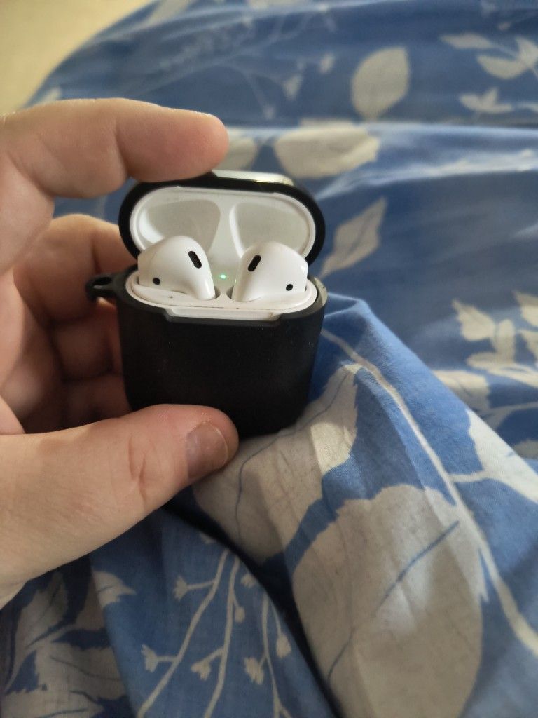 2nd Gen Airpods 
