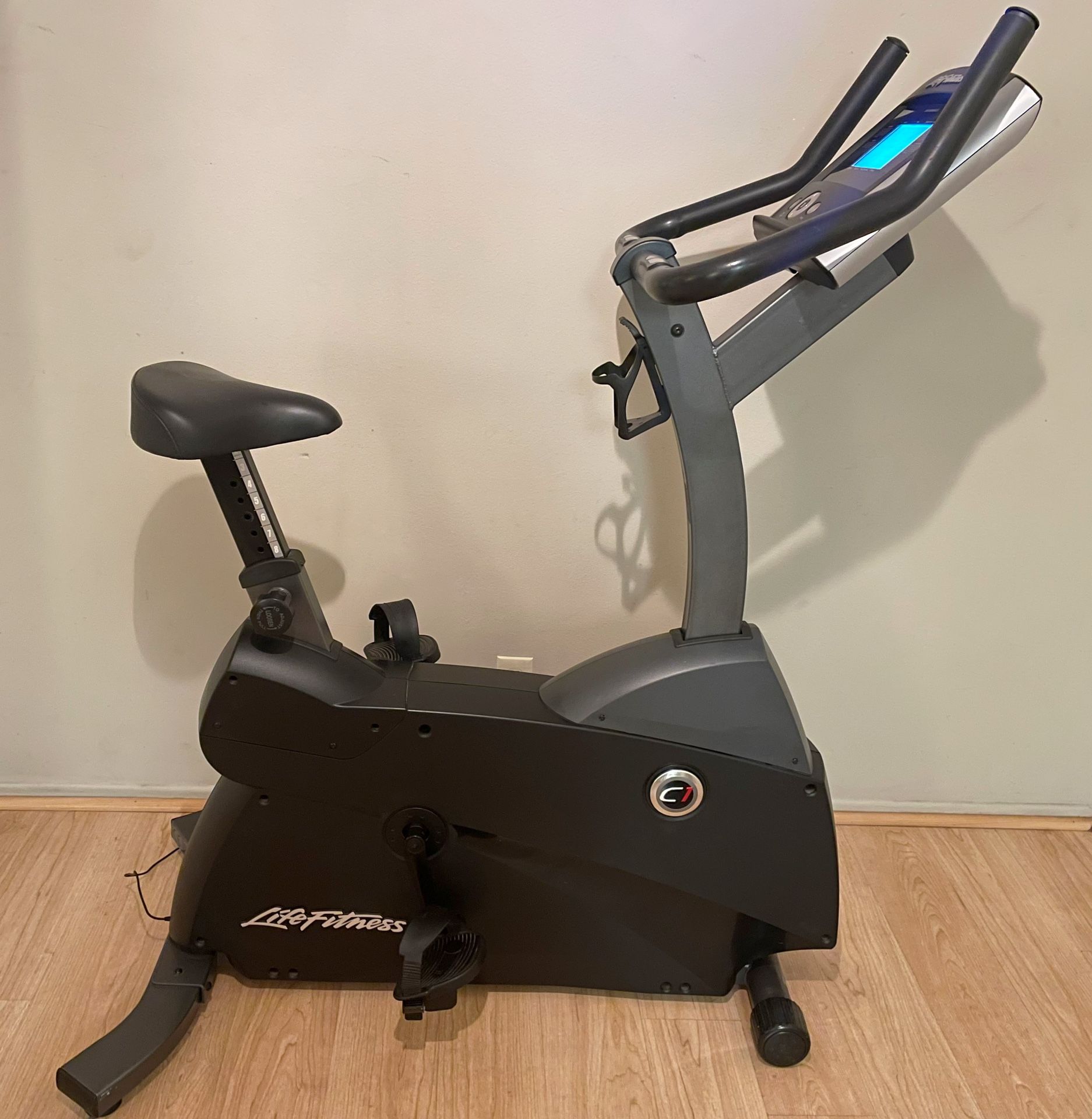 LifeFitness C1 Upright Exercise Bike Cycling Gym Bicycle Stationary Fitness Workout Commercial-Grade