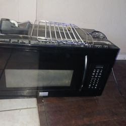 Microondas Para  Arriba De  La Estufa En Buenas Condiciones 