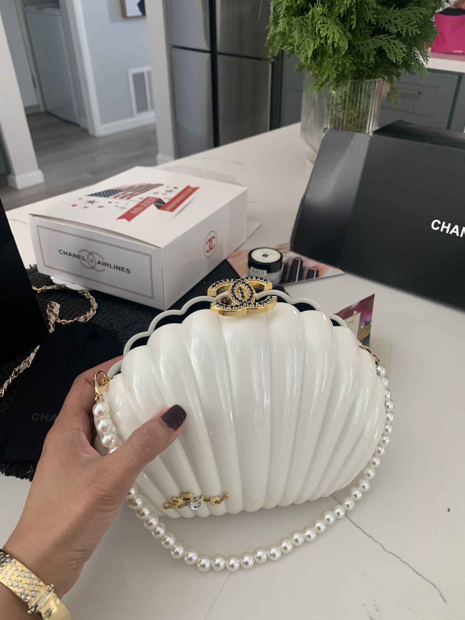 Chanel Shell Clam clutch/crossbody bag for Sale in Costa Mesa, CA