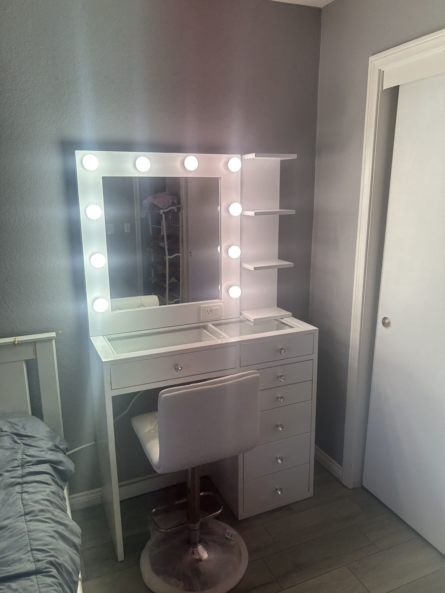 New Makeup Vanity With Hollywood Mirror😍