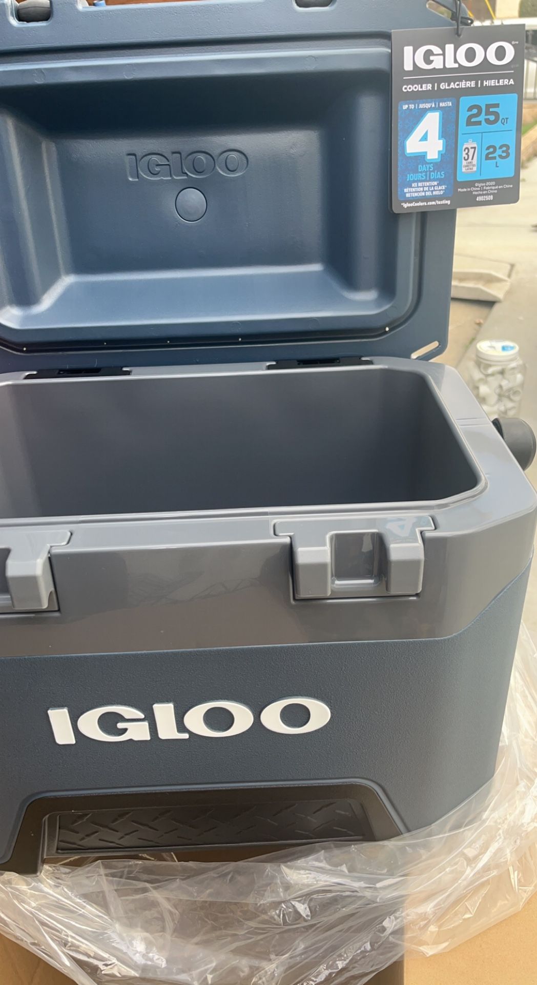 New Igloo Ice Chest