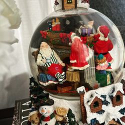 Santa Claus Christmas Musical Snow Globe With Revolving Inner Scene. Plays “Santa Claus is Coming to Town.” Great condition! 