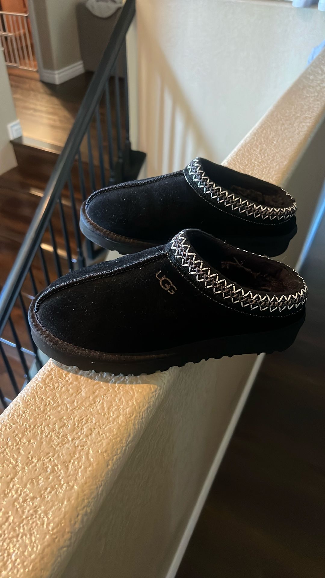 Ugg black