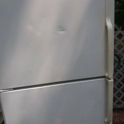 Refrigerator. GE