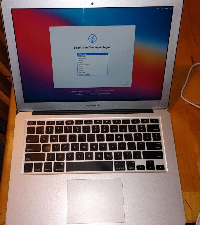 APPLE MACBOOK