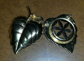 Vintage Avon Golden Leaf brooch/pin