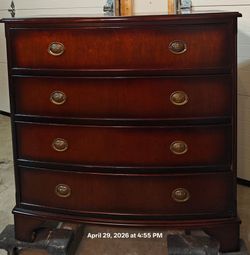 Nice dresser / TV stand with big drawers in good condition, all drawers working,
I can put it outside for easy pickup.
L36"*W19"*H36.5"