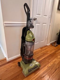 Hoover WindTunnel Upright Vacuum Cleaner – Works Great