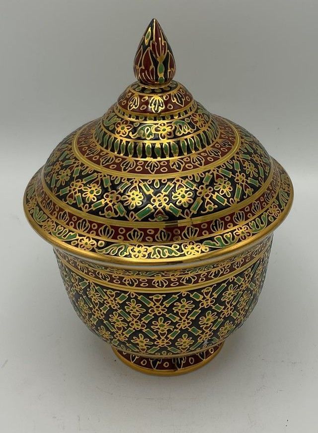 Benjarong vintage thai jar with lid, crosshatch flowers 6in