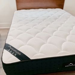 🛏️ QUEEN hybrid Memory Foam Dreamcloud Mattress - Like New 
