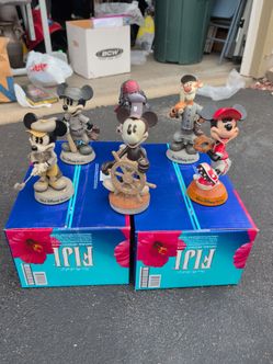 Walt Disney bobblehead (six figures)