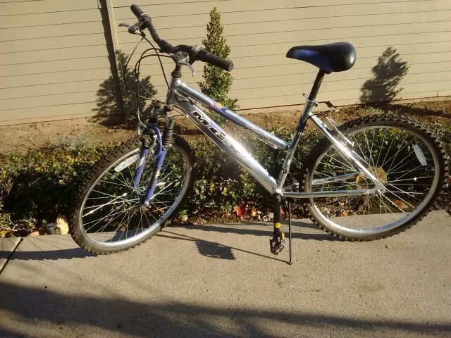 Like New MONGOOSE MGX Virage Women's Mountain Bike - Chrome