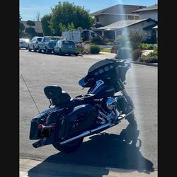 2015 Harley Davidson Street glide  $15000  Trade for Motorhome or Tavel trailer .OBO