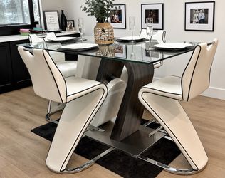 DINING TABLE FOR SALE 🍽️🍴🍽️  glass top