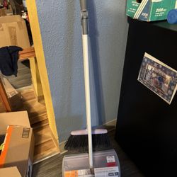 Small broom and dust pan 