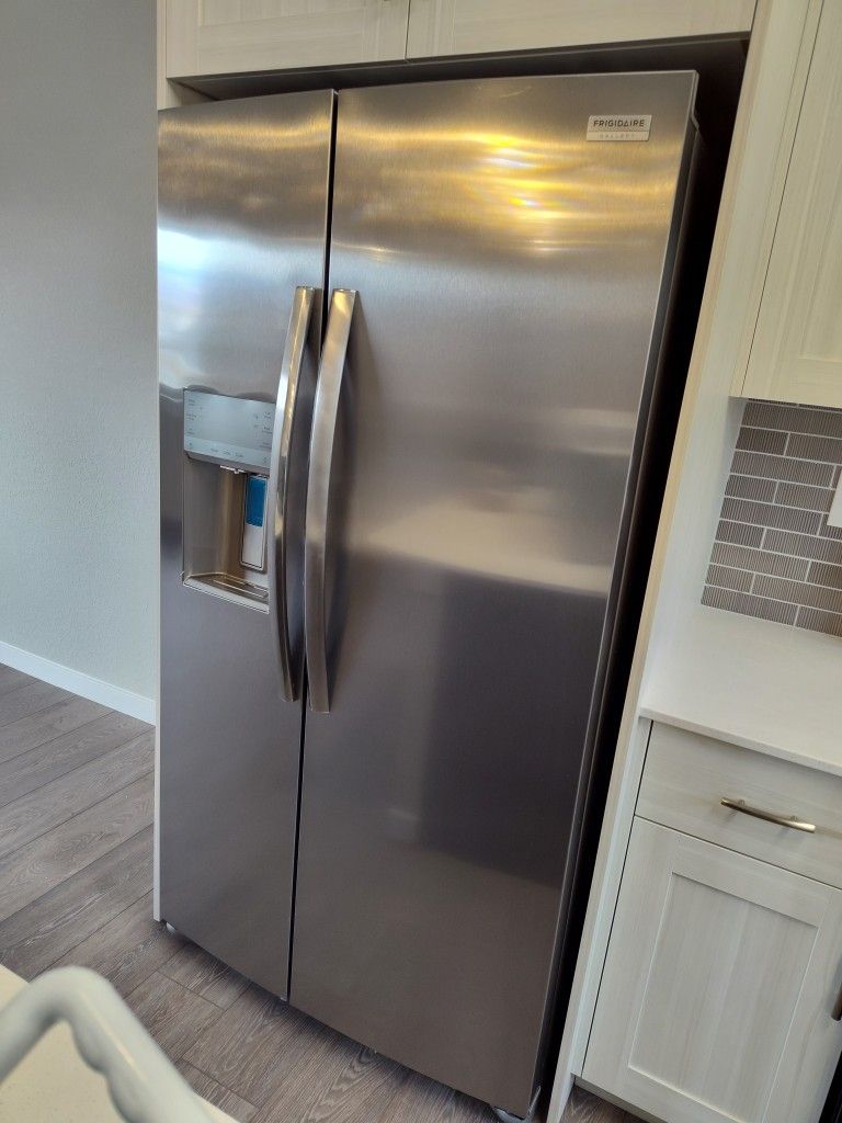 NEW Frigidaire Side By Side Refrigerator (See Desc)