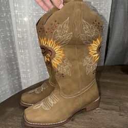 Light Brown Sunflower Embroidered Boots Sz 7.5 