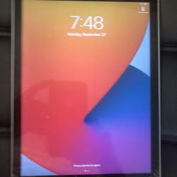 iPad 5  Wi-Fi 32 GB in great condition unlocked Latest iOS 