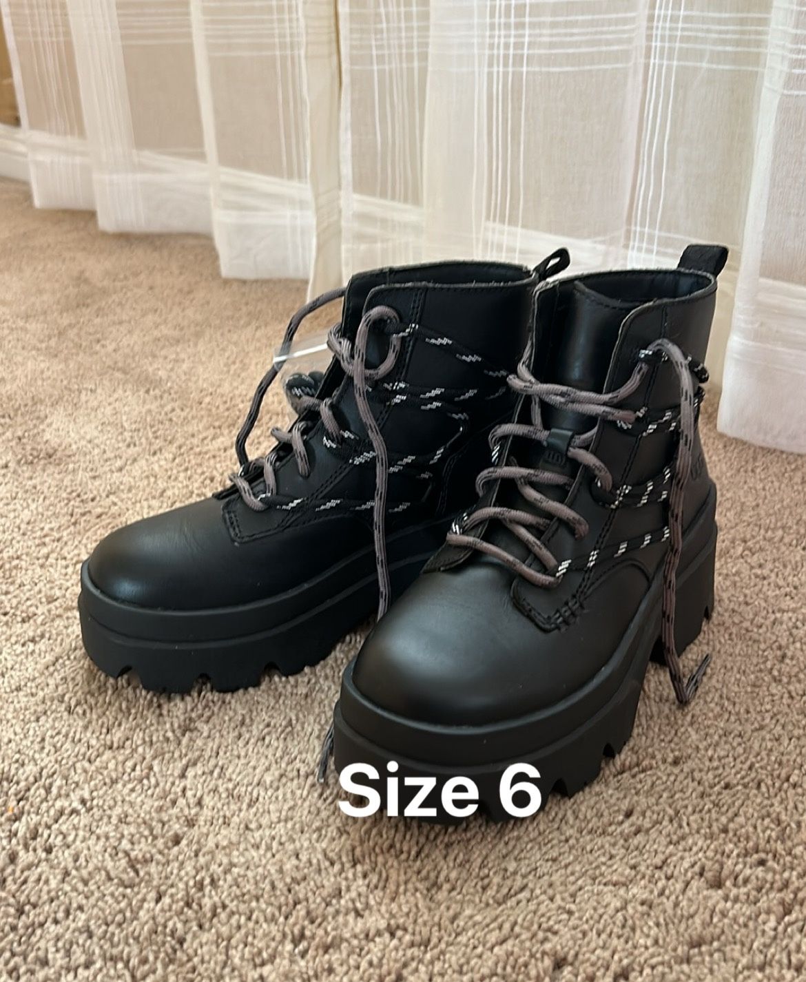 BRAND NEW UGGs Women’s size 6
